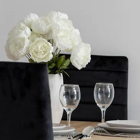 Modern With A Balcony A Place To Work By Renters Apartamento *