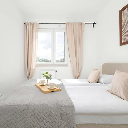 Modern With A Balcony A Place To Work By Renters Apartamento