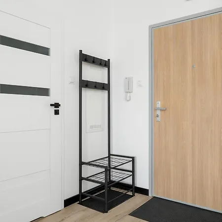 Modern With A Balcony A Place To Work By Renters Apartamento